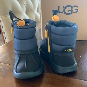 Ugg snow boots for toddler, waterproof size 9 in navy blue, never been worn